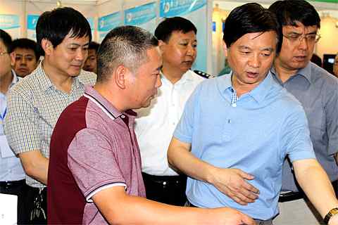 河北省副省长莅临OETY欧亿·体育展会参观